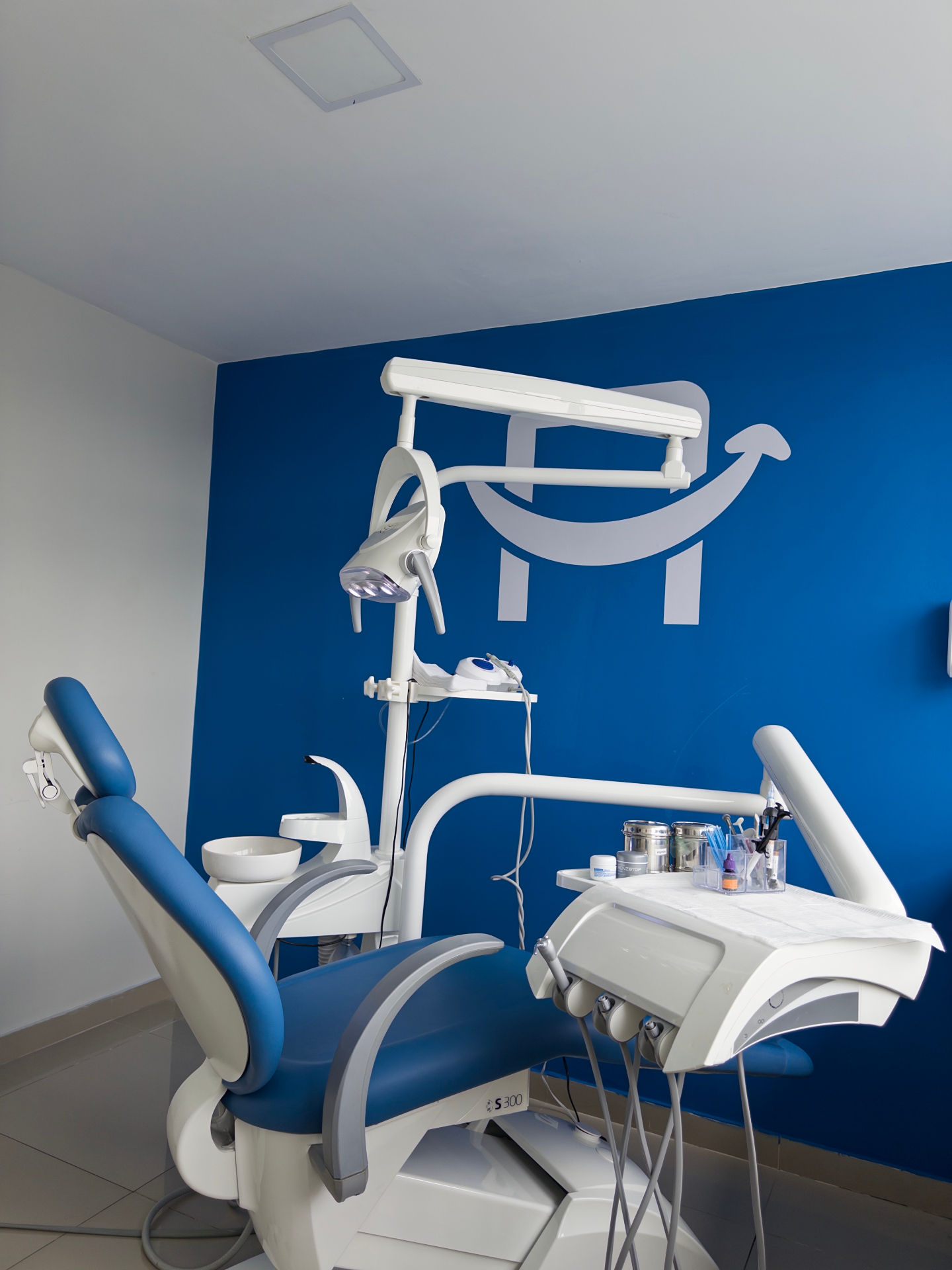 Sala de atendimento com cadeira odontológica
